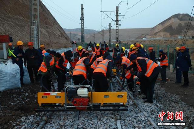 3月14日，包兰线水源车站道岔清筛现场。王光辉 摄