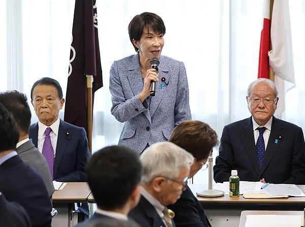 当地时间2026年4月11日，高市早苗在自民党总部举行的全国秘书长会议上起身发言/图源：视觉中国