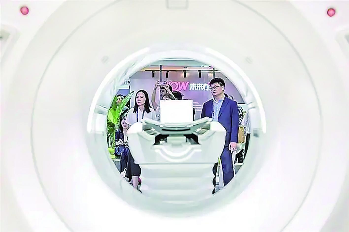 观众在第四届全球数字贸易博览会数字医疗展区参观智能医疗设备 新华社发