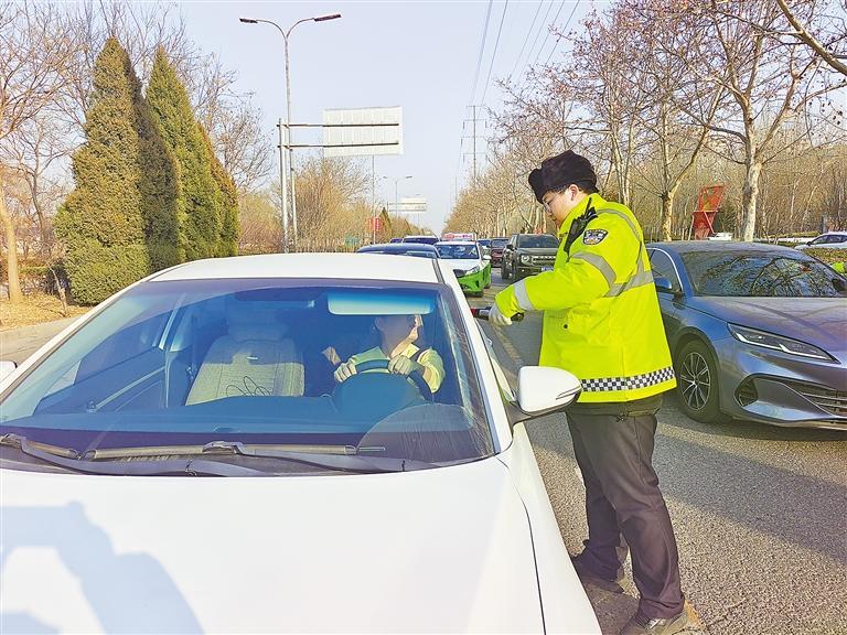2月4日下午，廊坊交警在安次区南龙道严查酒驾醉驾违法行为。本报记者 李新苓 摄