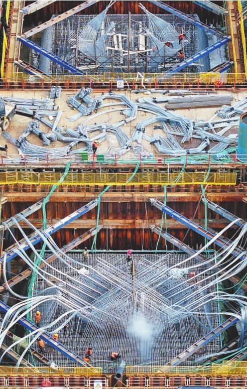 建设者在主桥承台顶部对细部钢筋进行调整。