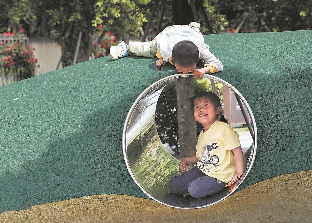 快乐姐弟。 王德华 摄