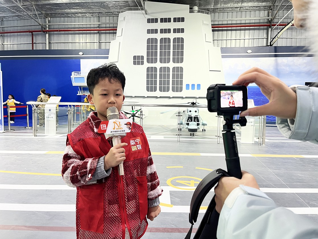     ▲“小记者”现场播报。