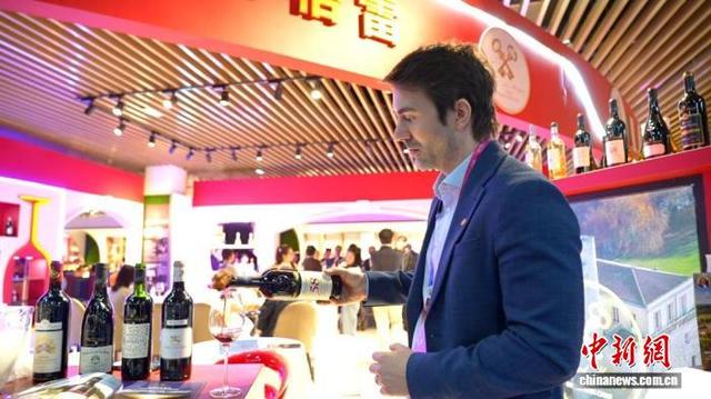 法国酒商卢阿贵(Jean Clément CASSE)参加侨博会。 项沁豪 供图