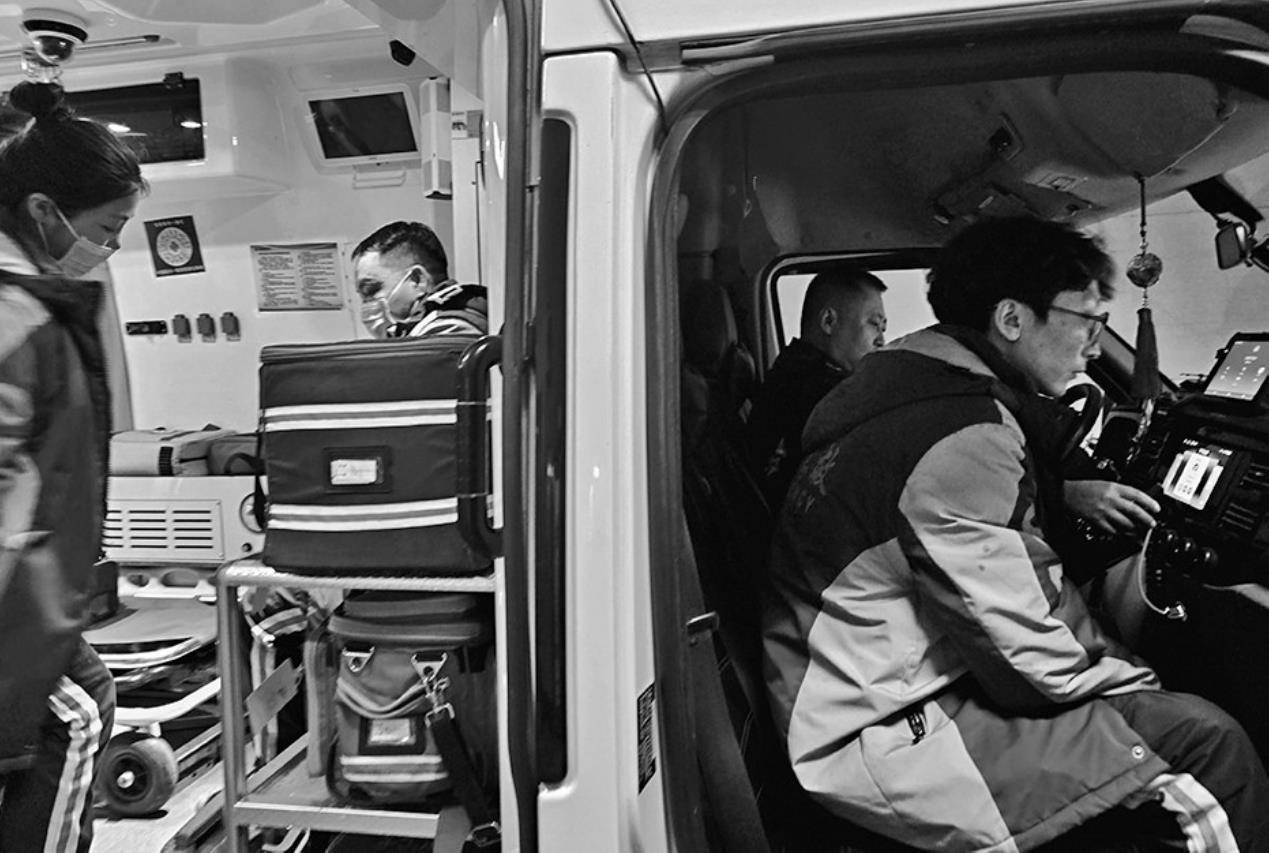 除夕夜，郝迪（右一）与值班的同事一次次出诊。 图片均由本报记者 吴章杰 摄