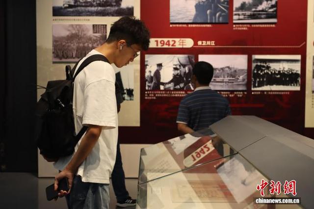 图为游客正在参观“忠勇壮烈——中国近代海军与抗日战争”主题展览。福建船政文化管理委员会 供图