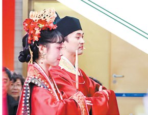 周卫星范燕敏夫妇（中）体验婚仪