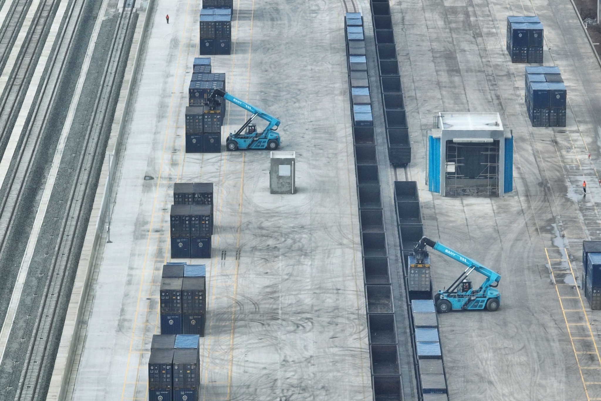 　　11月15日，在贵州省六盘水市水城能投铁路专用线，两台集装箱正面吊装机正在进行装车作业。王波摄