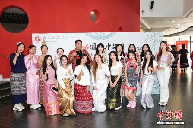 图为学子在合影。卢孟琪 摄