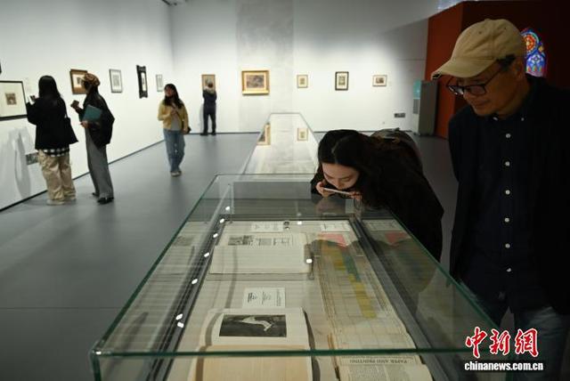 11月12日，浙江版画院首展作品吸引参观者。中新社记者 王刚 摄