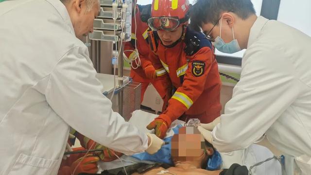 消防员参与救援。图源：安徽消防