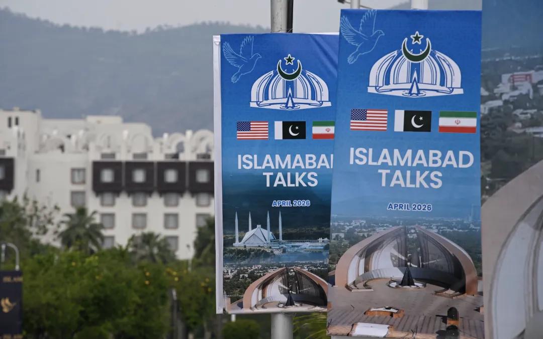 这是4月11日在巴基斯坦伊斯兰堡的美伊谈判新闻中心外拍摄的谈判相关海报。新华社发