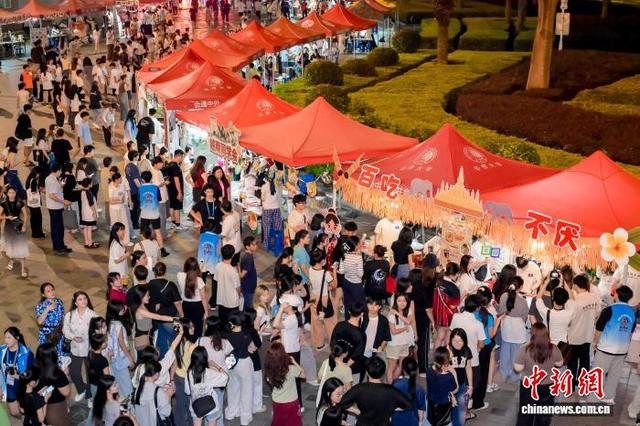 9月30日晚，华侨大学师生欢乐游园，图为中外美食文化区。华侨大学供图