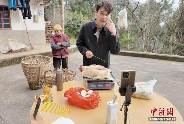 廖高平在村民家中直播卖土鸡。记者 何浠 摄
