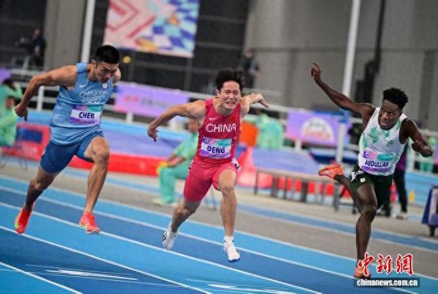 2月6日晚，天津，中国选手邓信锐(中)在男子60米决赛中以6秒59成绩夺冠。 中新社记者 佟郁 摄