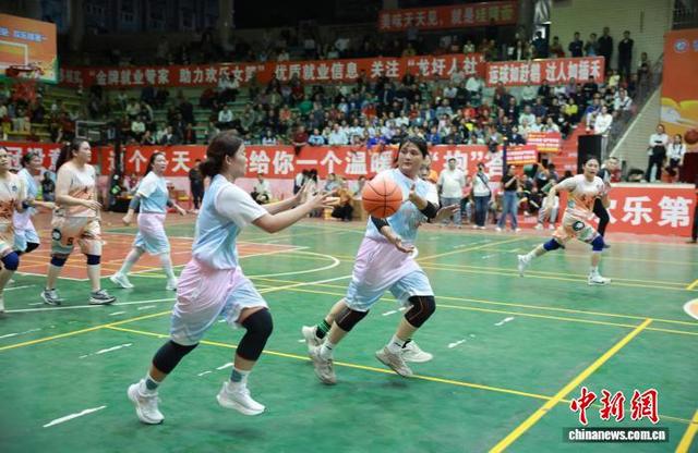 11月7日，广西梧州市龙圩区“农商银行杯”欢乐乡村女篮首赛现场。潘绍珊 摄