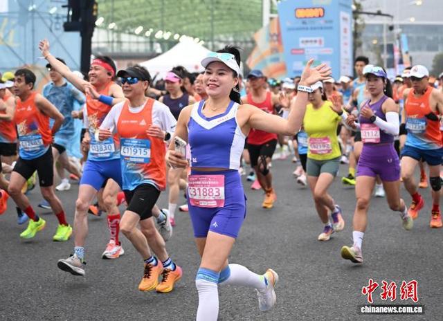 3月22日，选手们热力开跑。中新社记者 王刚 摄