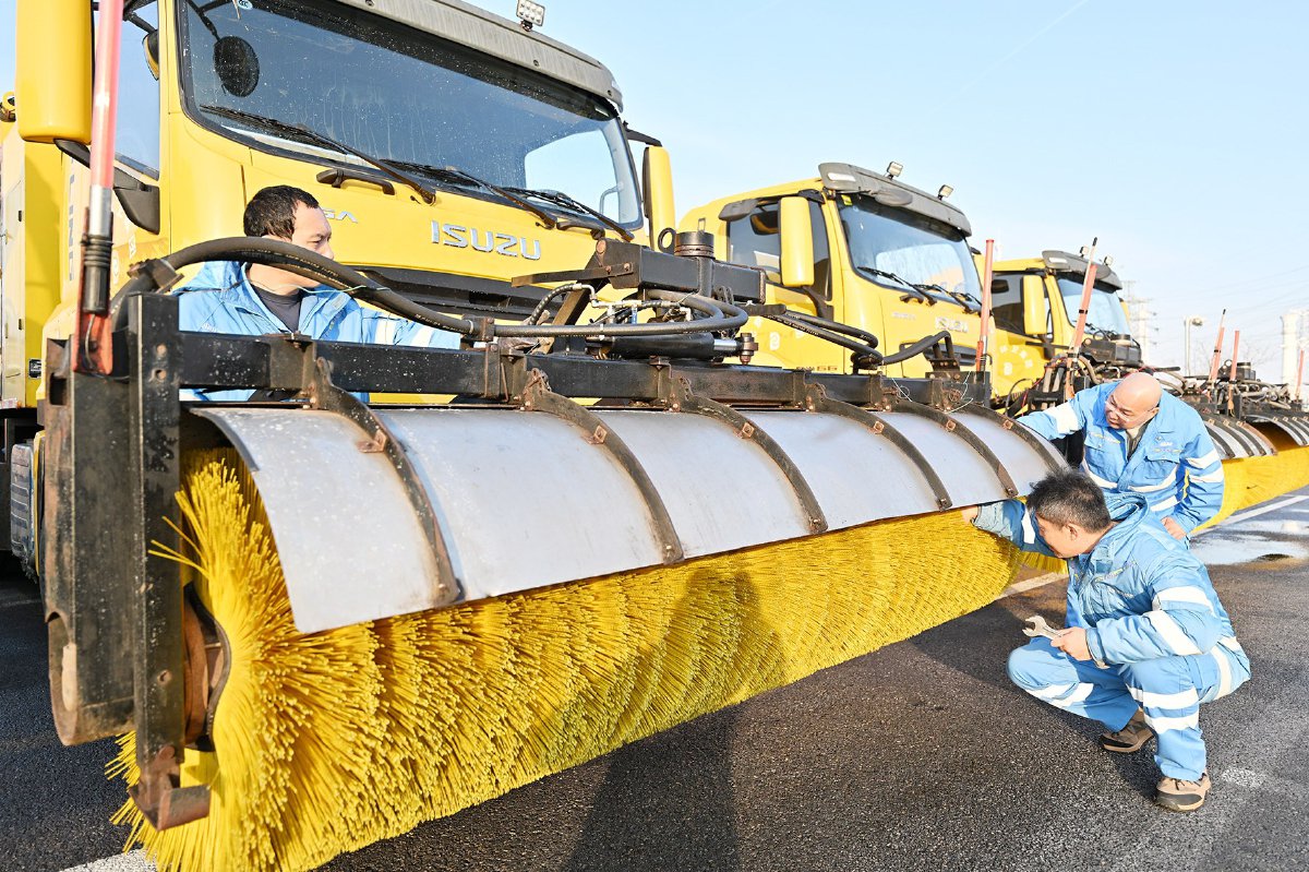 驾驶员检查设备性能，备战除雪作业。记者 常鸣/摄