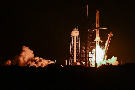SpaceX 火箭从肯尼迪航天中心发射升空。这家由埃隆・马斯克控股的航天公司收购了马斯克旗下的另一企业 —— 人工智能公司 xAI，计划将 100 万个 AI 数据中心组成的网络送入轨道。