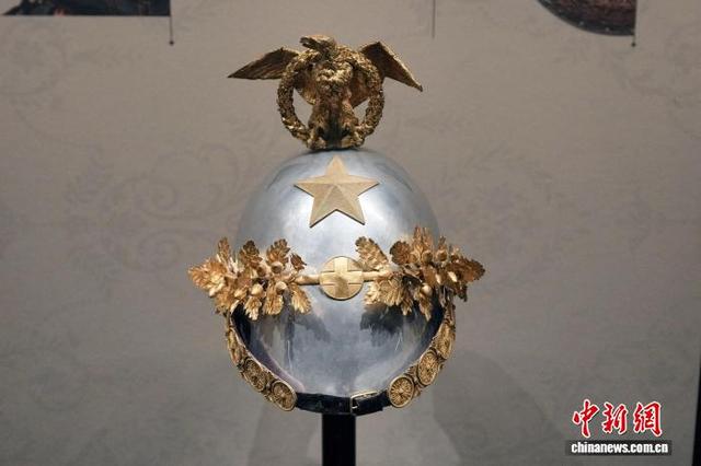 图为展览展出的“翁贝托一世仪仗头盔”。中新社记者 安源 摄
