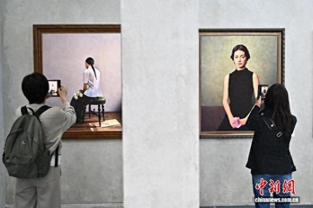 9月19日，摄影爱好者参观台湾摄影师卢伟的作品《肖像展》。中新社记者韦亮摄