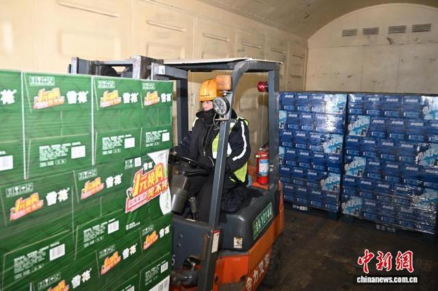 2月7日，山西省太原西站货场，工人在货车内装卸年货物资。中新社记者 韦亮 摄