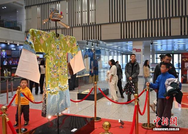 11月22日，吉林长春，观众在吉林省图书馆参观“吉戏芳华——吉林省艺术档案展”。中新社记者 张瑶 摄