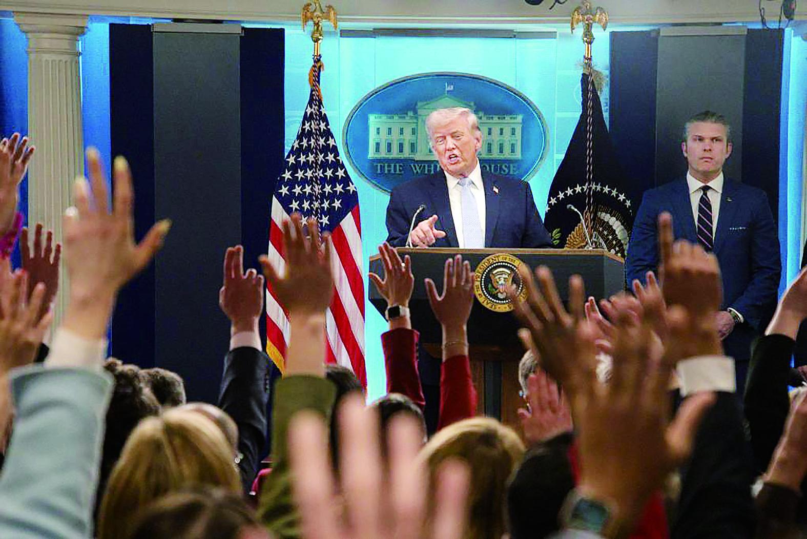 4月6日，美国总统特朗普在首都华盛顿白宫举行的新闻发布会上讲话。