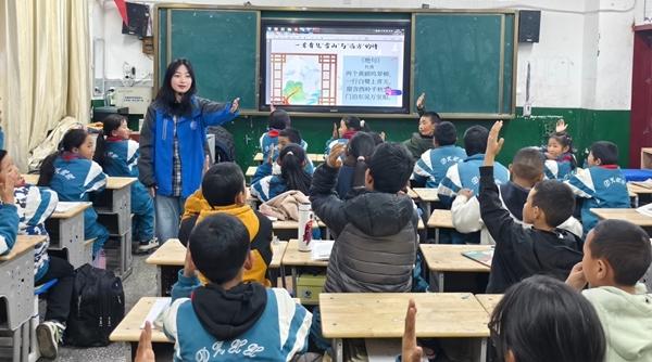 南开大学第27届研究生支教团西藏分团成员李佳欣在语文课上带领学生吟诵诗歌《绝句》。受访者供图