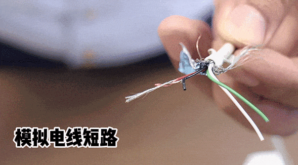 △消防员模拟电线短路。