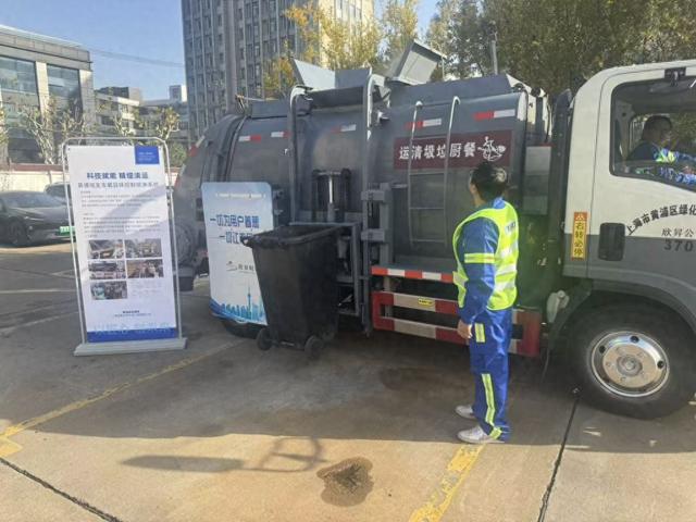 现场会上，黄浦城发展示车载异味控制喷淋系统。本文图片均为 上海市绿化市容局 图