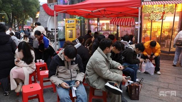 小炒店外排队的顾客（央广网记者 郇康新 摄）