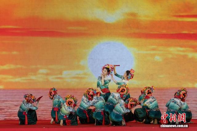 2月7日，一场满载乡音、乡愁与乡情的“村晚”在福建德化上演。图为舞蹈《簪花围》。福建省委宣传部供图