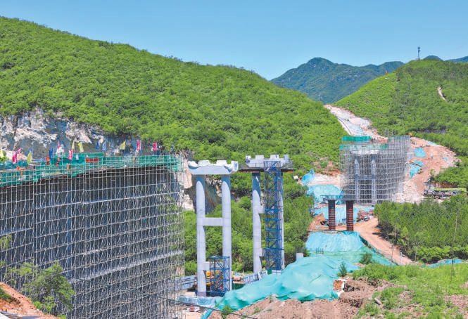 ​钻子岭水库一号桥正在施工中。 记者 潘之望摄