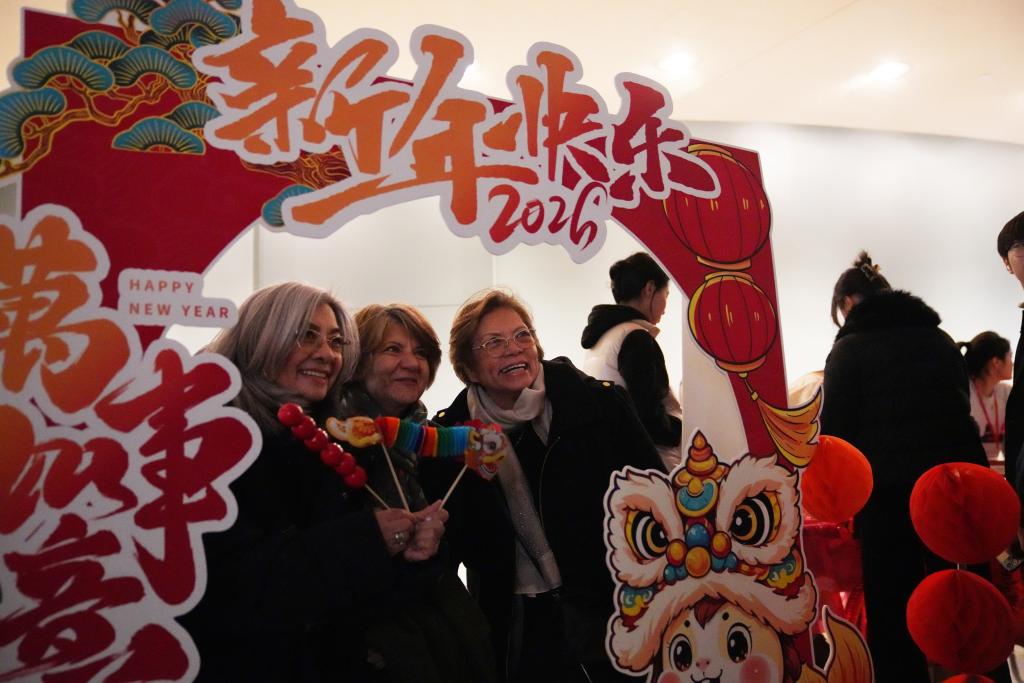   2月12日，在位于纽约的联合国总部，人们在“马年新春”主题打卡门框前留影。新华社记者 张凤国 摄