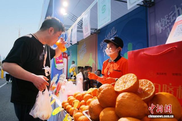 球迷在场外购买宜昌本地农特产品。董晓斌 摄