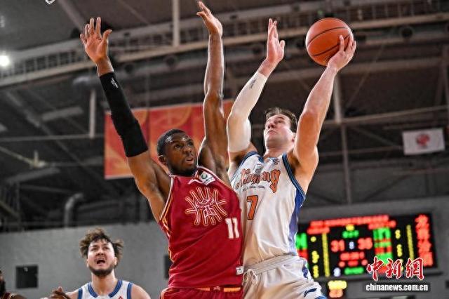 4月11日晚，CBA常规赛第37轮，山西汾酒队主场以93比86战胜新疆伊力特队。 中新社记者 韦亮 摄