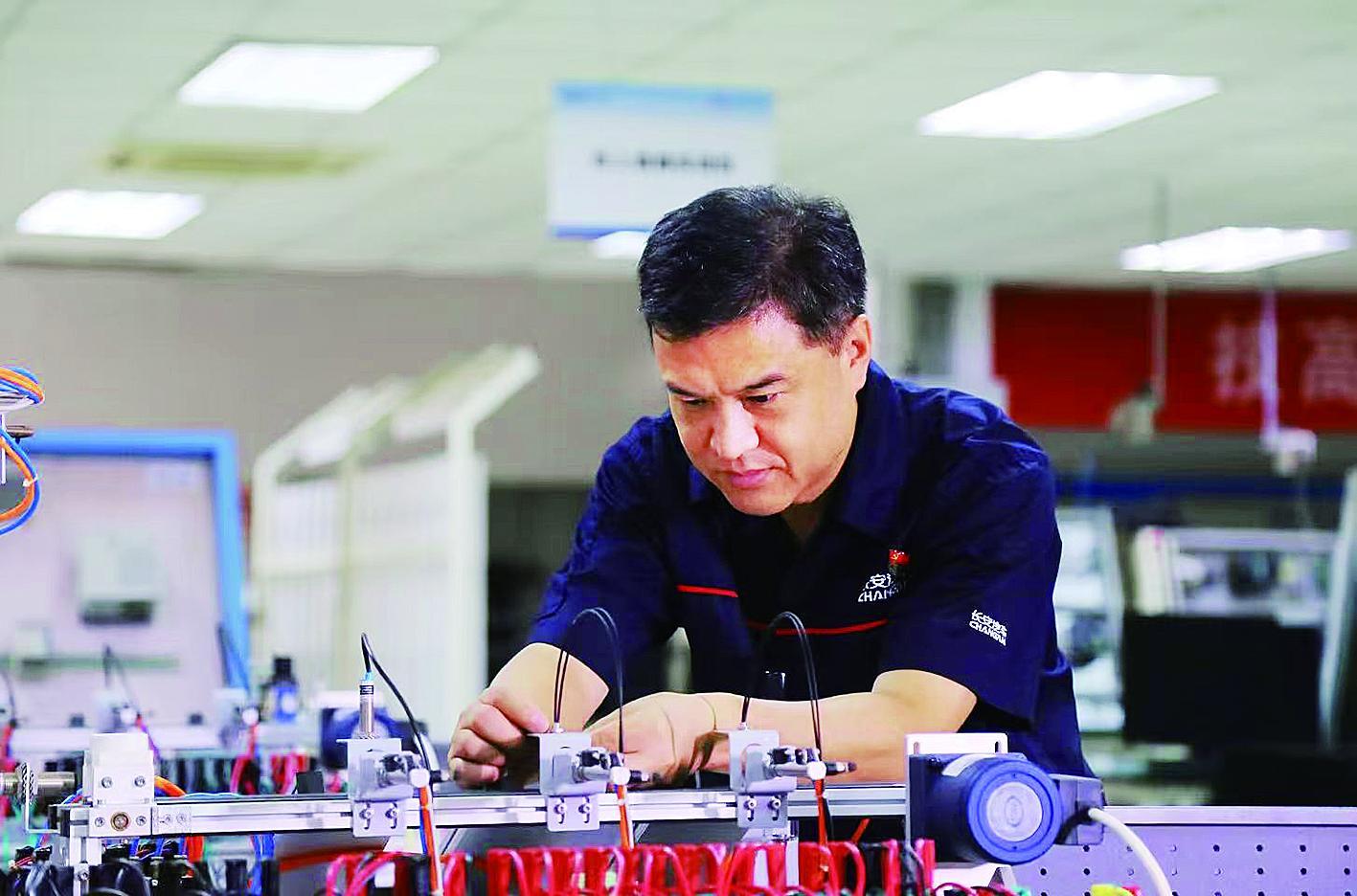 工作中的刘源（资料图）