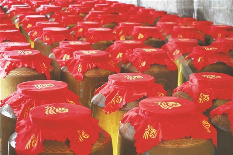 陶坛窖藏，是成就酱酒风味的关键一环。贵州日报天眼新闻记者 吴蔚 摄