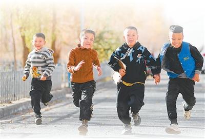 小朋友奔跑在达里雅布依新村。新华社记者胡虎虎摄