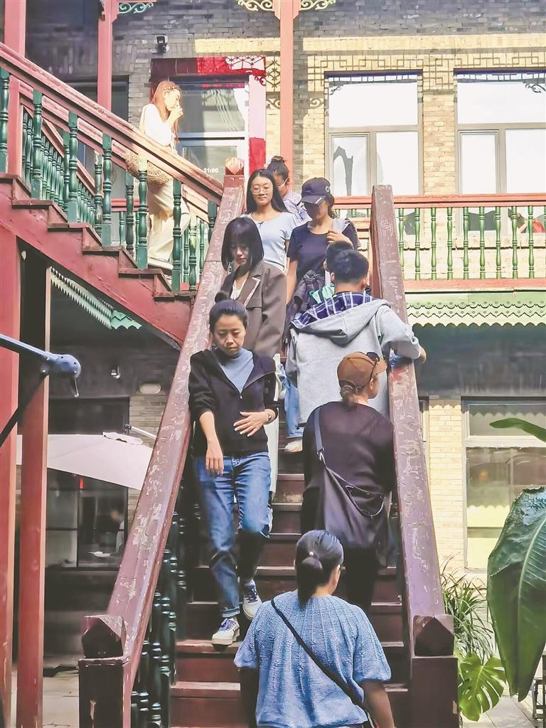 中华巴洛克里的一家书店读者络绎不绝。