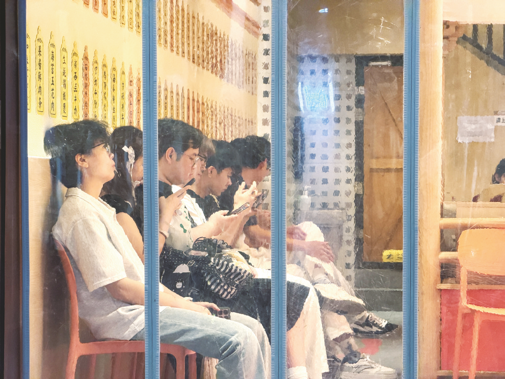     在南宁一家餐厅里，食客们排队候餐。