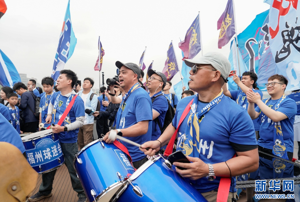   球迷们在闽江游船上为“闽超”助威。新华网 蒋巧玲 摄