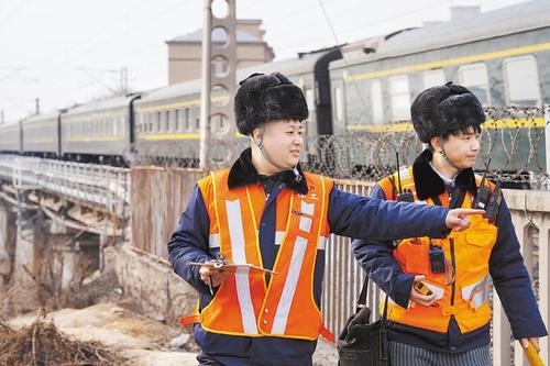 1月14日，陆浩（左）和同事对京广铁路82号桥进行设备检查。 本报记者 许佳奇摄