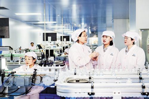 河北中行为生物医药、电子信息等产业集群提供金融服务。图为近日中行员工（右二）在石家庄四药调研企业金融需求。王婧涵摄