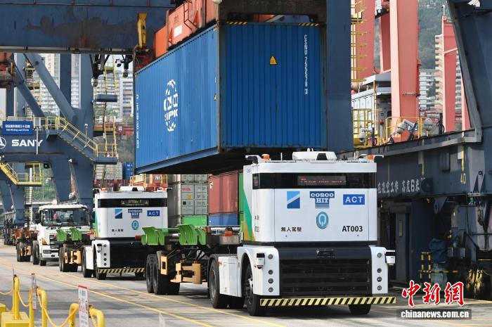 4月21日，和记港口信托宣布，香港首批无人驾驶重卡(AT)正式投运。中新社记者 李志华 摄