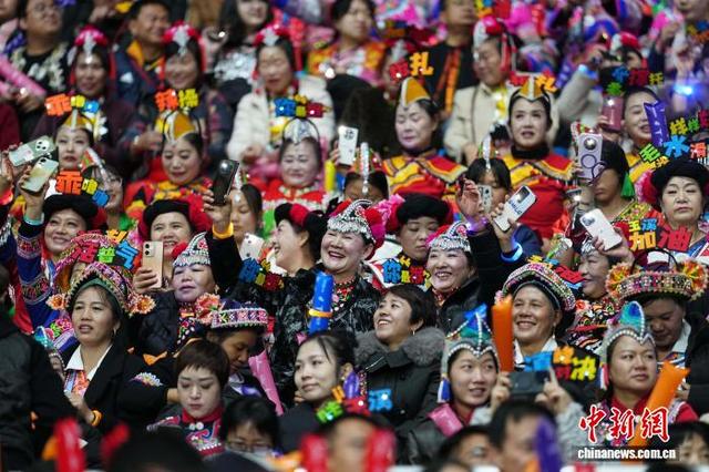 11月29日，“滇超”在玉溪举行揭幕战，云南民众身着民族服饰观战。中新社记者 刘冉阳 摄