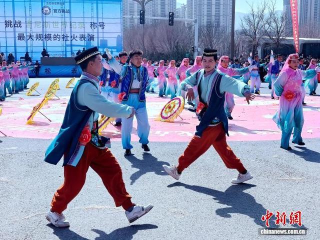 图为民众表演国家级非物质文化遗产代表性项目回族宴席曲。李隽 摄