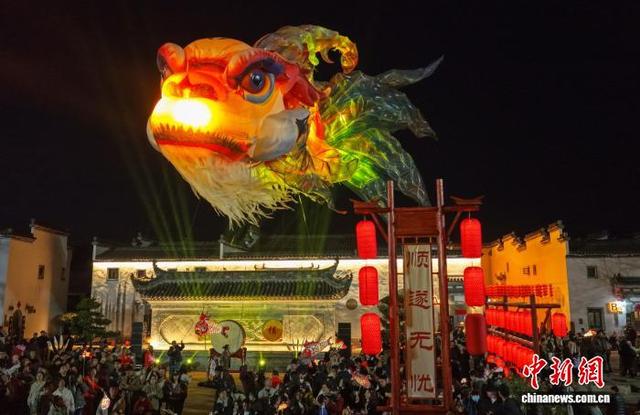 图为游客在欣赏“鳌鱼飞天”巡游表演。(无人机照片)施亚磊 摄