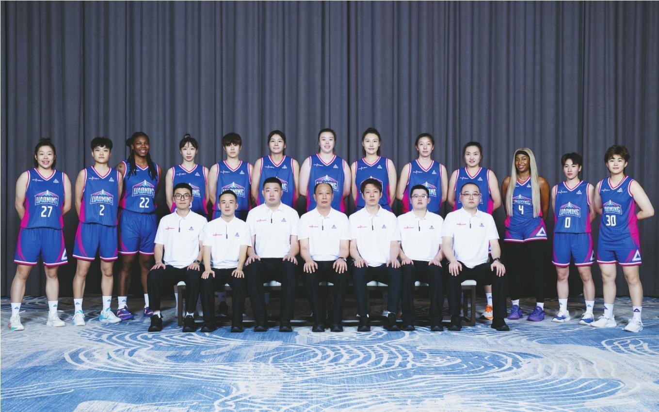 图为辽宁女篮新赛季“全家福”。辽宁女篮俱乐部供图